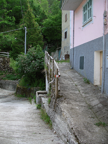 L’imbocco del sentiero dalla piazzetta di Berga