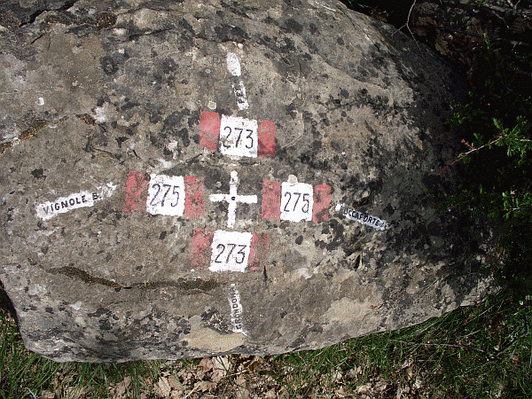 Segnaletica su roccia all’incrocio con il sentiero 273