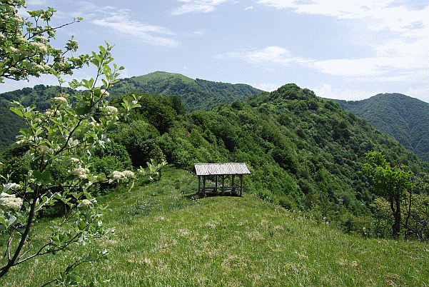 La Capanna di Tonno e sullo sfondo il Monte Antola