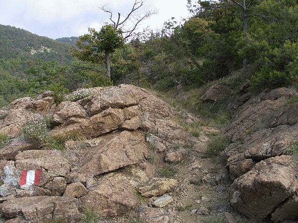 Passaggio tra le rocce