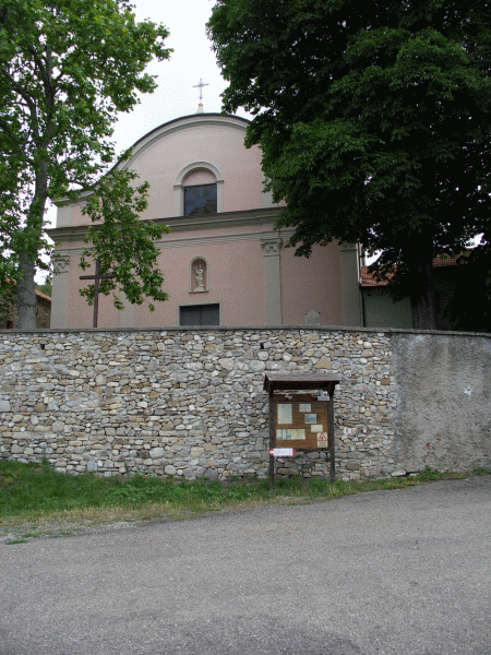 Il piazzale antistante la Chiesa, punto di arrivo del sentiero