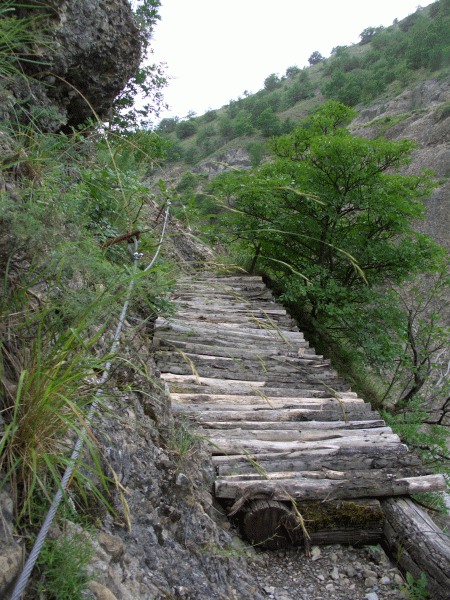 Tratto del sentiero attrezzato con passerelle e corde fisse