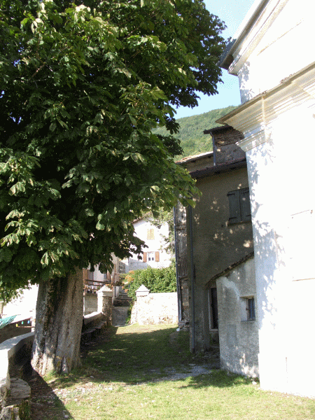 La piazzetta davanti alla chiesa