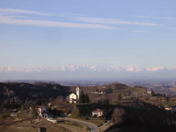 La chiesetta di Sant’Ambrogio e l’arco alpino