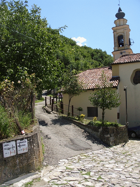 Il percorso nei pressi della chiesa