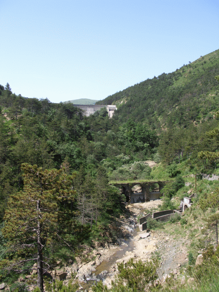 Veduta panoramica con il ponticello e la diga del Lago Badana