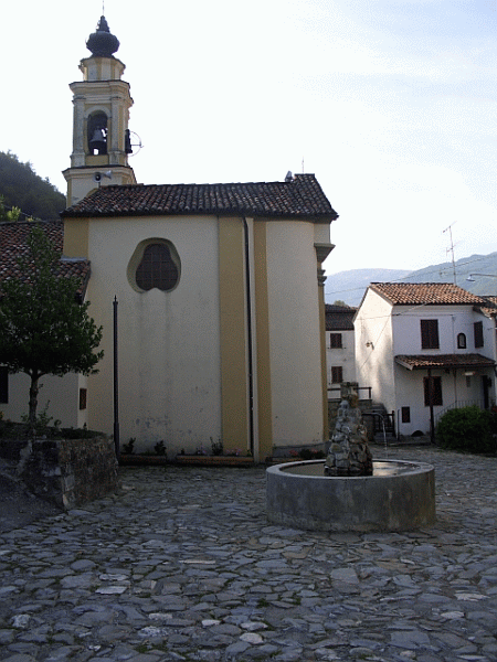 La piazzetta e la chiesa di Lunassi