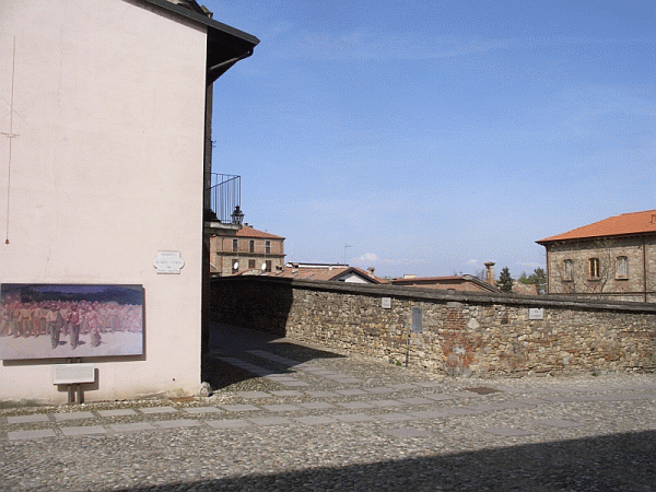 Scorcio della piazza con la riproduzione del dipinto
