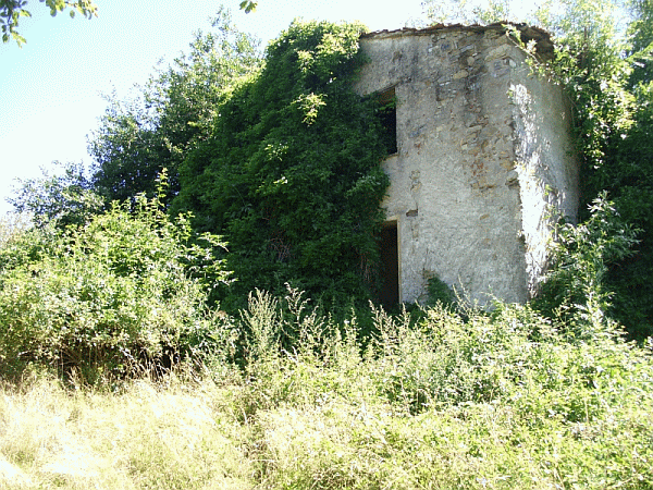 I ruderi di Camere Nuove (m 795)