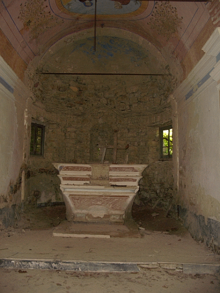 Interno della piccola chiesa