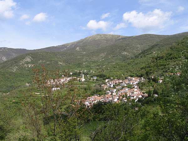 Aie e Montaldo di Cosola, sovrastate dal monte Ebro