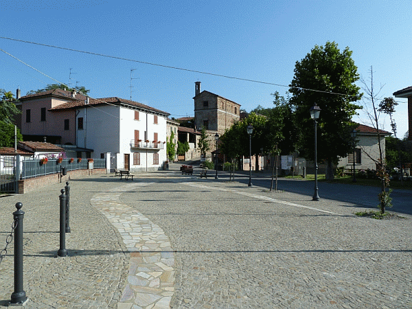 Piazza Capsoni a Monleale Alto
