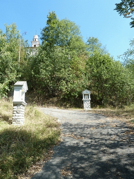 La stradina con le edicole della Via Crucis