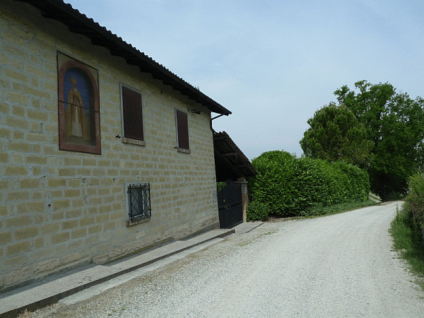 La Cascina Crosia con l’edicola di S. Grato