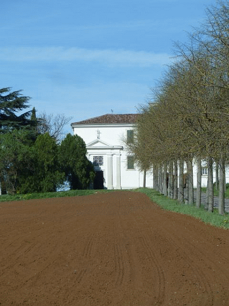 Particolare della Cascina con la chiesetta