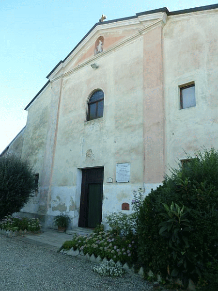 La facciata della chiesa