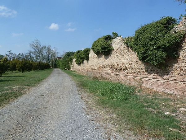 Le antiche mura di cinta