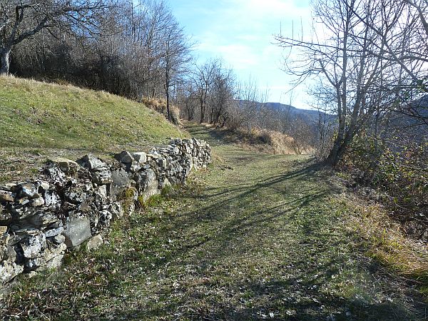 l viottolo con muretto a secco