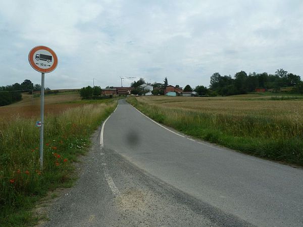 La strada per la frazione Serra