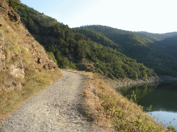 Il sentiero costeggia il lago