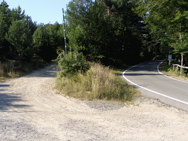 L’imbocco del sentiero al km. 18 della SP 165