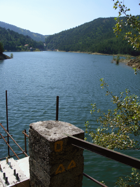 Il termine del sentiero nei pressi del lago