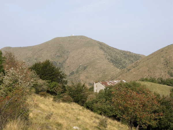La Carrosina con il Tobbio sullo sfondo