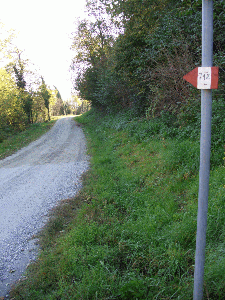 L’imbocco della strada sotto il Monte Lungo