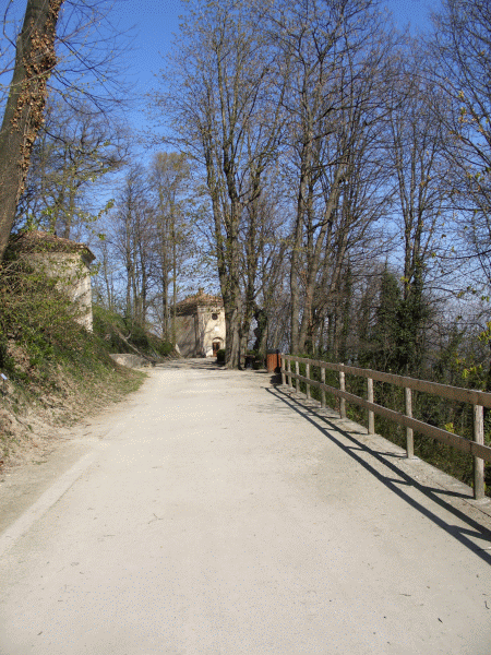 Il percorso nei pressi delle Cappelle del Sacro Monte