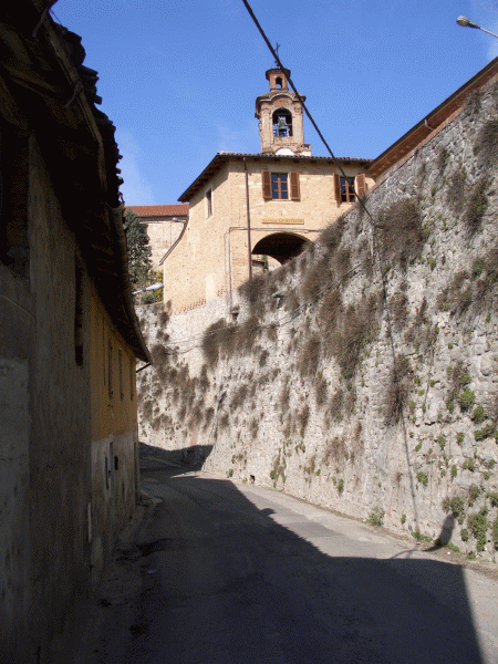 Scorcio del paese con le antiche mura