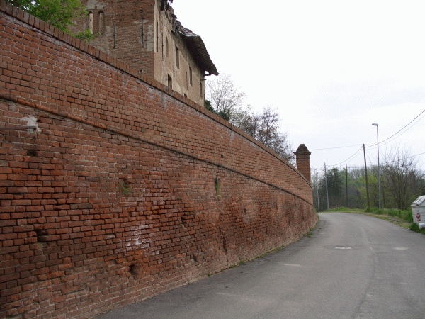 Muraglione in via del Boscone