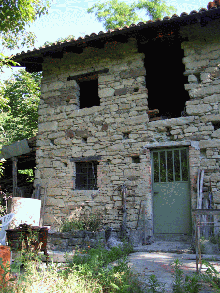 Costruzione in pietra sul percorso