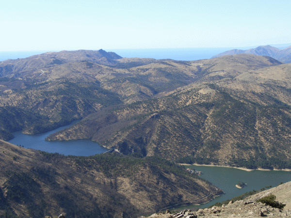 Veduta panoramica con i Laghi del Gorzente e il Mar Ligure