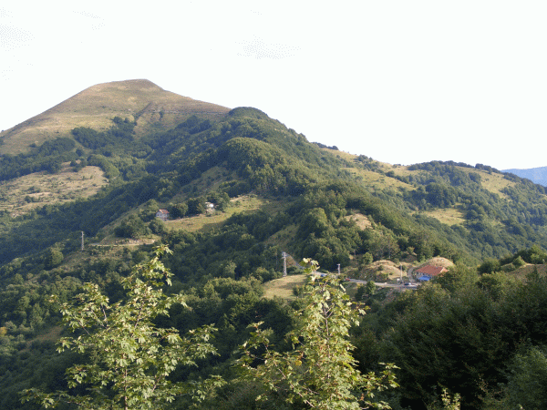 Le Capanne sovrastate dal Monte Carmo