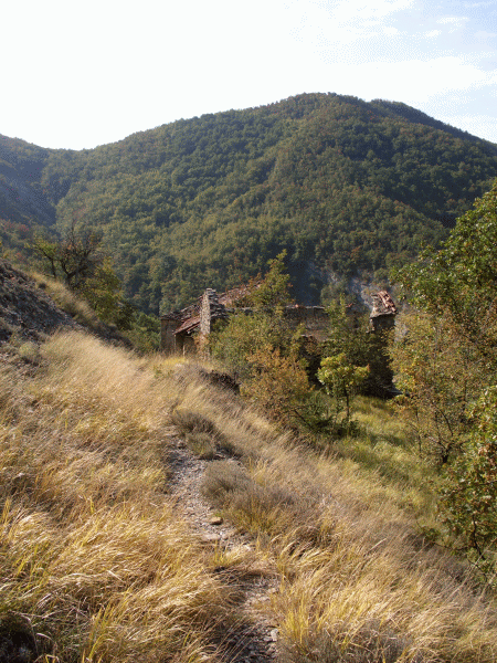 Arrivo alla borgata (sullo sfondo a sinistra la Sella di Avi)