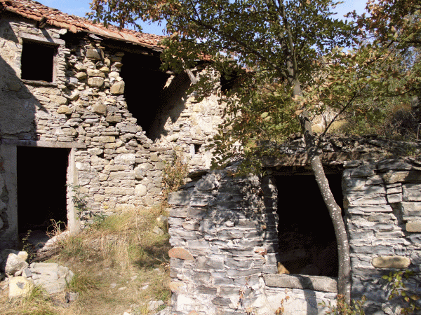 Scorcio della borgata (in primo piano la cisterna per l’acqua piovana)